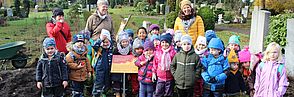 Kindergartenkinder pflanzen Wildstrauchhecke auf dem evangelischen Hauptfriedhof Braunschweig